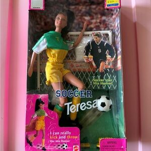 ⚽ Soccer Teresa Barbie (Mattel #20207, 1998) – with Mia Hamm Feature – NRFB
